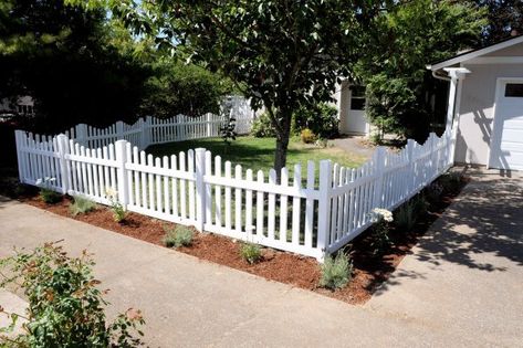 Top 60 Best Front Yard Fence Ideas - Outdoor Barrier Designs Cottage Fence, Landscaping Lights, Picket Fence Garden, Curbside Appeal, Exterior Updates, Picket Fencing, Picket Fences, Small Fence, Yard Fence