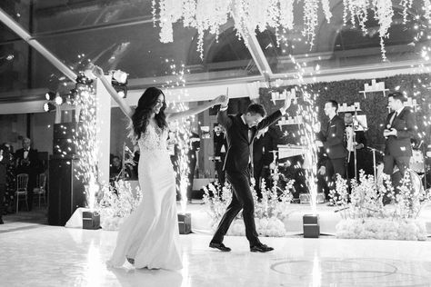 Cold Sparks Wedding, Wedding Posing, Wedding Extras, All White Wedding, Photos Inspo, Wedding Entrance, Wedding Vision, Miami Wedding, Wedding Boxes