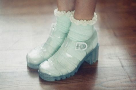 The Many Joys Of Jelly Shoes. Customised your jellyshoes with cute socks (socks available at primark for £1.50 a pair) New Americana, Frilly Socks, Dr Shoes, Feminine Fashion, Blue Socks, Quirky Fashion, Socks And Heels, 90s Aesthetic, Aesthetic Shoes