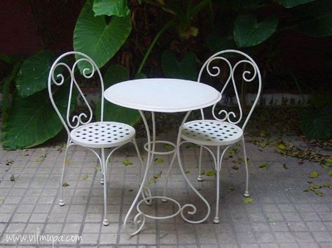 Metal Fences, Vintage Outdoor Furniture, Modern Outdoor Living, Wrought Iron Chairs, Metal Outdoor Furniture, Wrought Iron Design, Kursi Bar, Metal Patio Furniture, Doll Furniture Diy