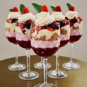 Individual Trifle Desserts Cups, Individual Trifles, Christmas Trifles, Mini Trifles, Cake Parfait, Christmas Trifle Recipes, Mini Trifle, Christmas Diner, Steak Night