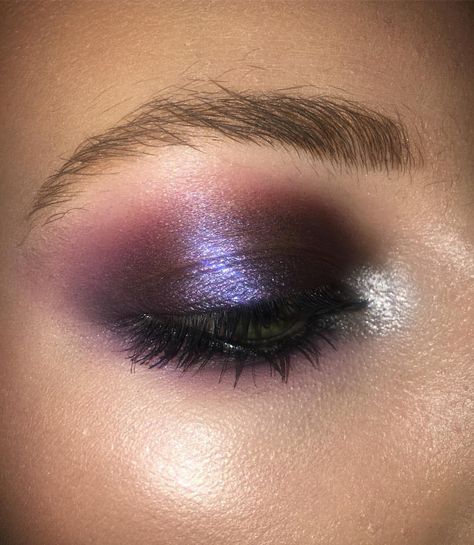 1,746 Likes, 14 Comments - Laura Angel Makeup Trainer (@laurabangs_beauty) on Instagram: “.. Easy side (my fave side) created using feline / red hot x 9 / dazzle shadows #maccosmeticsuk…” Eyeshadow Smokey Eye, Foil Eyeshadow, Angel Makeup, Simple Eyeshadow, Smokey Eyeshadow, Purple Eyeshadow, Kesha, Gorgeous Eyes, Eye Looks