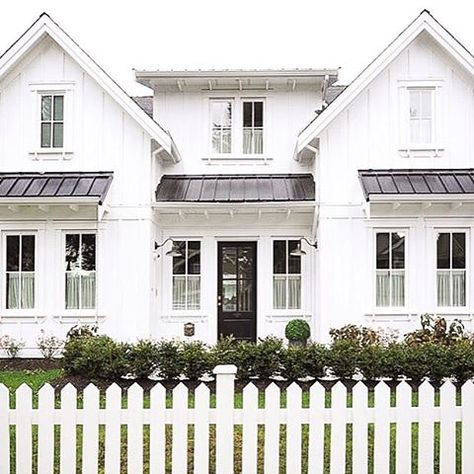 White Siding Exterior, White Farmhouse Exterior, White Exterior Paint, Farmhouse Exterior Design, Exterior Paint Color, Modern Farmhouse Design, Modern Farmhouse Exterior, White Farmhouse, Farmhouse Interior