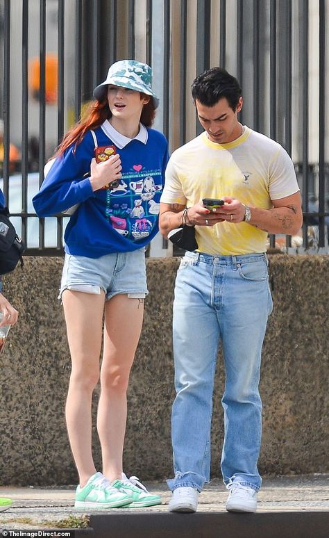 Joe Jonas Street Style, Joe Jonas Outfit, Joe Jonas Style, Sophie And Joe, Outfit Hombres, Sophie Turner And Joe Jonas, Outfits Nyc, 90s Inspired Outfits, Keeping It Real