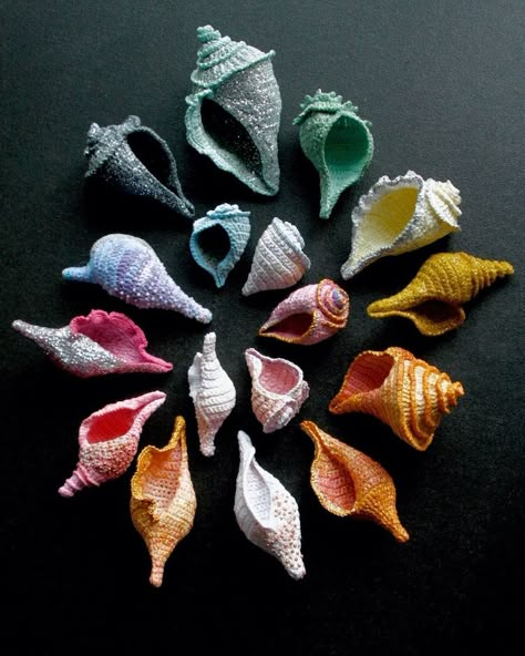 Crochet Hanging Plants, Sirencore Aesthetic, Crochet Seashell, Crochet Ocean, Art Au Crochet, Crochet Sea Creatures, Crochet Queen, Crochet Capelet, Crochet Artist