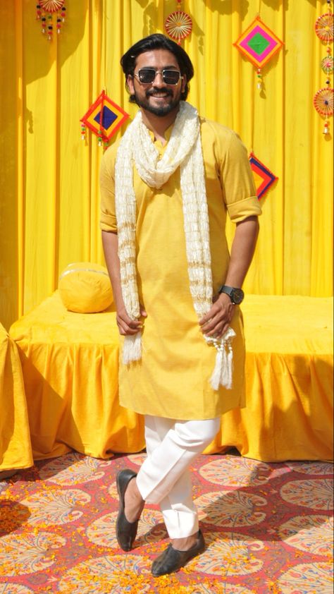 Haldi Photography Ideas Boys, Dulha Haldi Pose Single, Haldi Ceremony Boy Photography, Haldhi Stills Boy, Haldi Stills For Groom, Dulha Haldi Pose, Boys Haldi Photoshoot, Groom Haldi Ceremony Photography, Haldi Groom Poses