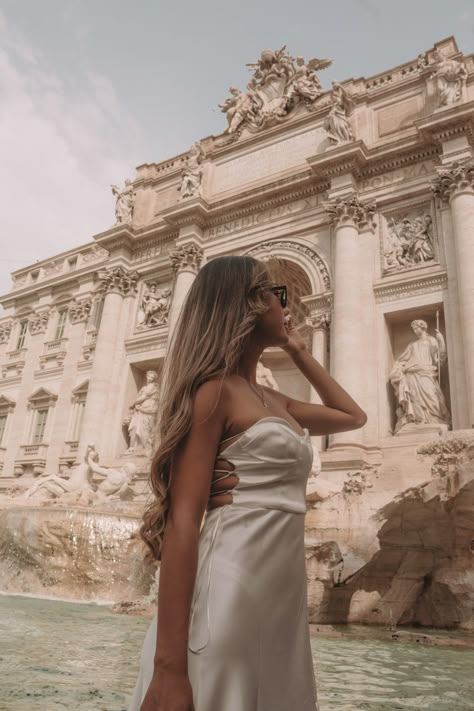 Rome Pics Aesthetic, Poses In Rome, Trevi Fountain Photo Ideas, Collesium Rome Photo Ideas, Colleseum Rome Picture Ideas, Rome Photo Spots, Rome Photoshoot Ideas, Photo Ideas In Italy, Rome Pose Ideas