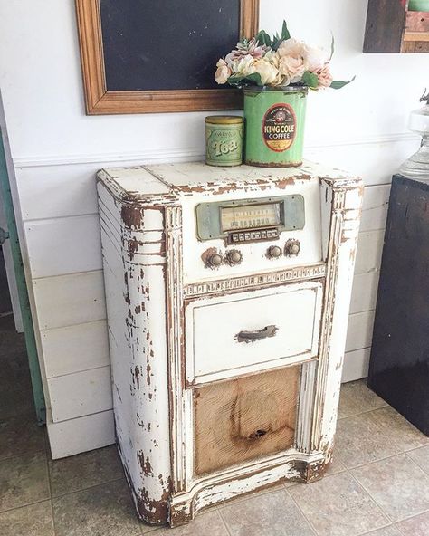 Vintage Radio Decor, Antique Radio Cabinet, Vintage Radio Cabinet, Radio Record Player, Furniture Upcycle, Old Radio, Radio Vintage, Up Cycle, Antique Radio