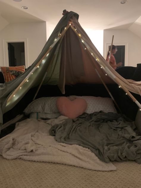 This was actully pretty big! Fort Ideas Bedroom, Forts For Sleepovers Easy Indoor, Aesthetic Tent Sleepover, Fort Ideas Indoor Bedroom, Sleepover Fort, Living Room Fort, Sleepover Bed, Indoor Forts, Bed Fort