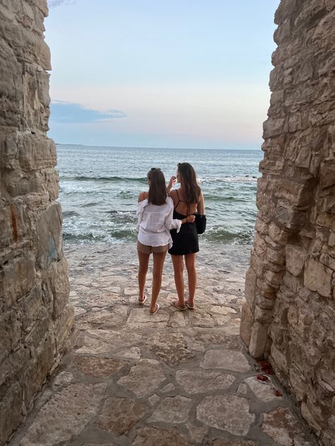 Sister, together, vacation, sea, picture, instpiration, insta Sister Picture Poses, Sisters Vacation, Sister Vacation, Sister Travel, 2024 Prayer, Sisters Trip, Sister Trip, Sibling Pictures, Foto Inspo