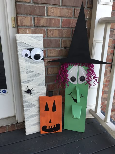 Front Yard Halloween Decorations, Halloween Boards, Outdoor Porches, Halloween Decorations Outdoor Porch, Fall Porches, Fun Diy Halloween Decorations, Porch Diy, Halloween Fest, Halloween Wood Crafts