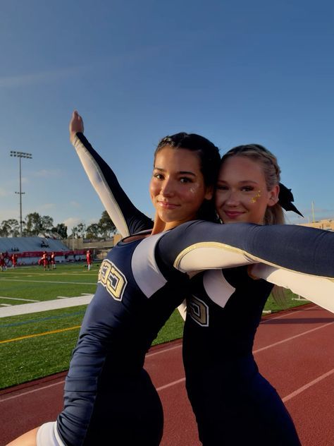 Brunette Cheerleader Aesthetic, Highschool Cheer Aesthetic, Cheerleading Aesthetic, Highschool Cheer, Cheer Black, Cheer Aesthetic, Cheer Team Pictures, High School Pictures, Sideline Cheer