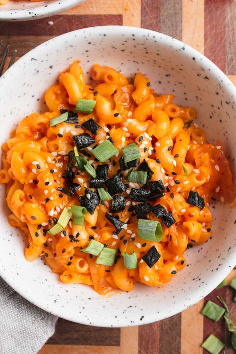 Cheesy, creamy, and made in just one pot – this quick and easy, one pot Vegan Kimchi Mac n' Cheese is about to be your new favourite recipe. Kimchi, gochujang, and vegan cheddar cheese make gives this childhood favourite a Korean-inspired makeover. Vegan Kimchi, Vegan Cheddar Cheese, Kimchi Recipe, Vegan Cheddar, Vegan Pasta Recipes, Vegan Comfort Food, Cheesy Recipes, Recipes Vegan, Pasta Shapes