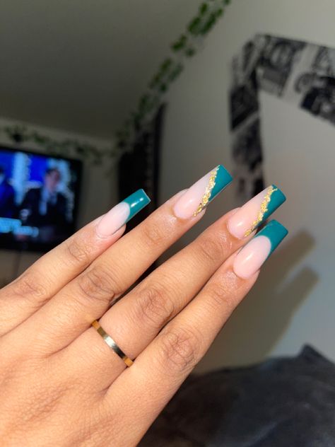 green and gold acrylic nails Jungle Green Nails, Gold Acrylic Nails, Jungle Green, Acrylic Nails Coffin Short, Acrylic Nails Coffin, Heart Nails, Swirl Design, Gold Nails, Green Nails