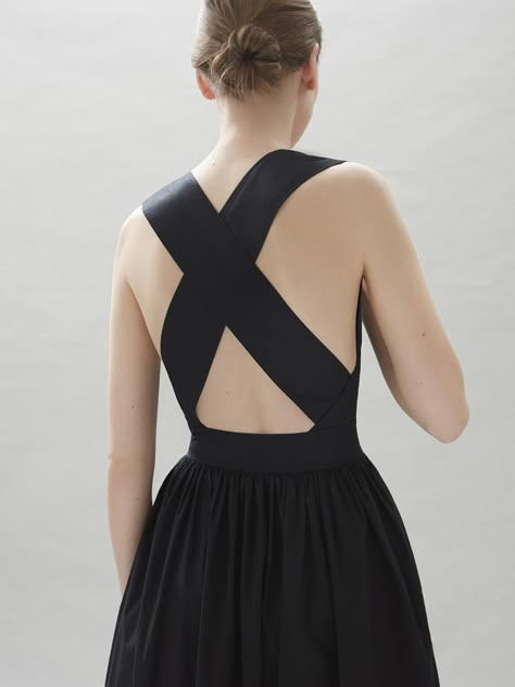 This Pin was discovered by Art in the Find | Style Tips & Fashion Blogger. Discover (and save!) your own Pins on Pinterest. Chic Minimalist Style, Cross Back Dress, Summer Black Dress, Minimal Chic, Back Dress, Inspiration Mode, Mode Inspiration, Style Outfits, Look Chic