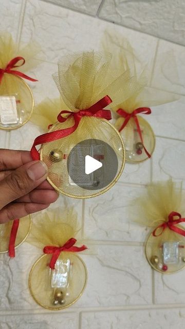 Godh Bharai Gift Ideas, Anniversary Gift For Bhaiya Bhabhi, Anniversary Gift Packing Ideas, Bhaat Function Gift Ideas, Silver Coin Packing Ideas For Wedding, Coin Decoration Ideas, Coin Packing Ideas, Marriage Anniversary Gift Ideas, Coins Art Ideas