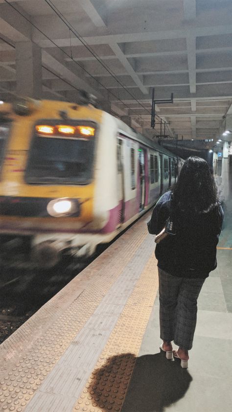 Mumbai Local Aesthetic, Mumbai Local Train Aesthetic, Navi Mumbai Aesthetic, Colaba Causeway Mumbai Aesthetic, Local Train Aesthetic, Local Train Mumbai Photography, Ananya Core, Mumbai Photoshoot, Mumbai Local Train