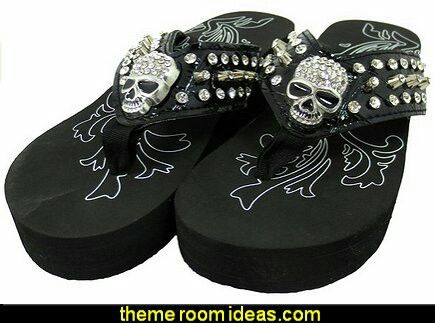 Skull flip flops Black Platform Flip Flops, Skull Flip Flops, Grunge Punk Outfits, Flip Flops Platform, Western Gothic, Skull Clothing, Platform Flip Flops, Gothic Clothes, Black Flip Flops