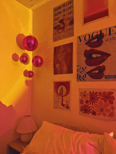 pink and red trendy room decor #room #bedroominspo #bedroom #trendy #discoballaesthetic #aesthetic #teenroomdecor Orange College Aesthetic, College Dorm Room Ideas Blue, Dorm Room Ideas Orange, Orange Pink Room, Aesthetic Dorm Rooms, Orange Dorm Room Ideas, Fgcu Dorm, Room Ideas Aesthetic Pink, Room Ideas Orange