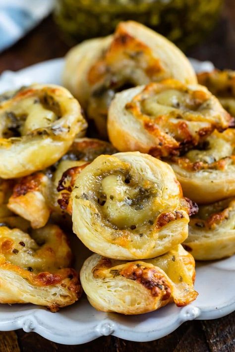 These easy Pesto Pinwheels are definitely a keeper. Perfect to make for parties, potlucks, game-days, and upcoming holidays! Pesto Puff Pastry, Pesto Pinwheels, Pesto Appetizers, Crescent Roll Appetizers, Puff Pastry Pinwheels, Phyllo Dough Recipes, Crazy For Crust, Pinwheel Recipes, Frozen Puff Pastry