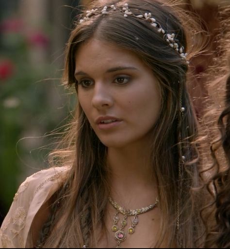 Lady Kenna Reign, Caitlyn Stasey, Kenna Reign, Reign Aesthetic, Reign Outfits, Reign Hairstyles, Lady Kenna, Medieval Girl, Caitlin Stasey