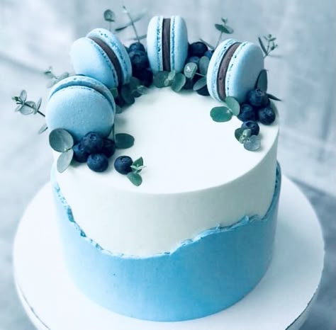 Small Blue Birthday Cake, Blue Cake With Macarons, Macaron Decoration, Macaroon Cake, Blue Birthday Cakes, Small Birthday Cakes, 18th Birthday Cake, Mini Cakes Birthday, Creative Cake Decorating