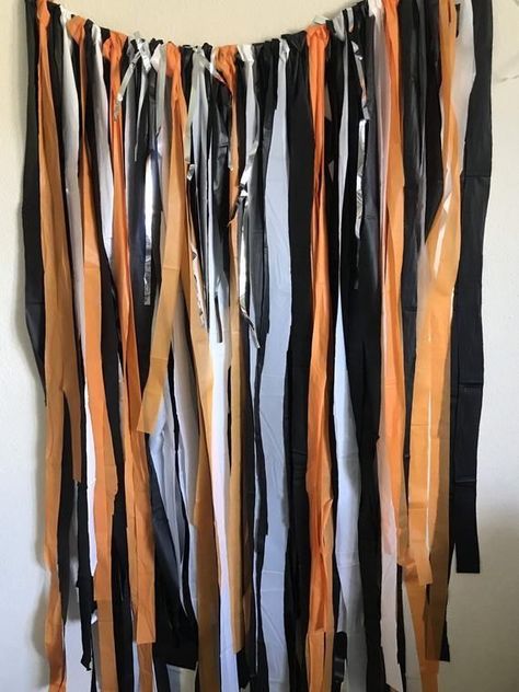 Fringe Photo Backdrop, Balloon With Tassels, Streamer Garland, Halloween Streamers, Fringe Garland, Garland Balloon, Halloween Themed Birthday Party, Halloween Party Photo, Halloween Photo Booth