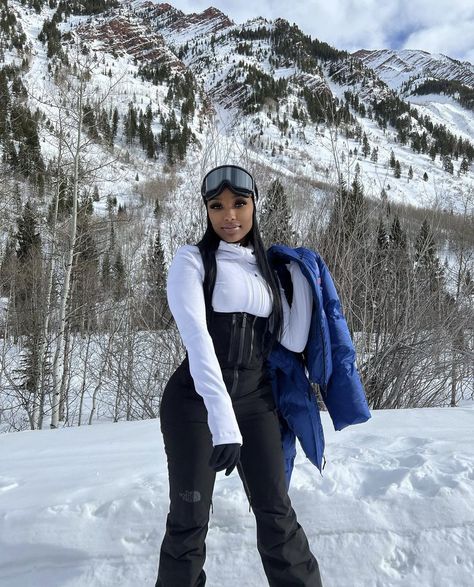 Tubing Outfits, Snow Boarding Outfits Woman, Snow Trip Outfit, Cabin Trip Outfit, Ski Outfit Aesthetic, Cabin Outfits, Aspen Trip, Winter Outfits Black Women, Snow Outfits For Women