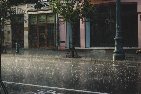 Film Camera Photography, Rainy Day Aesthetic, Fotografi Vintage, Love Rain, Cinematic Photography, Studio Photo, Film Aesthetic, Pretty Places, In The Rain