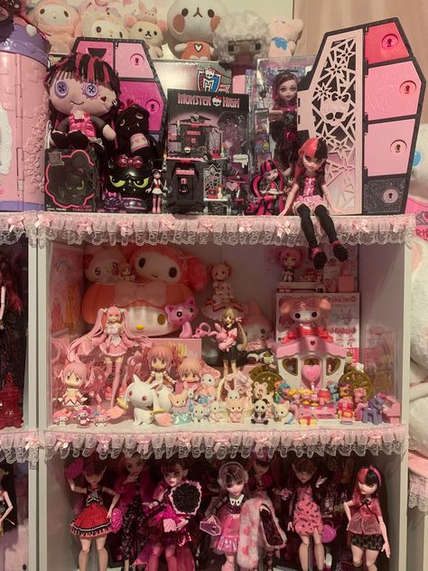 Yami Kawaii Room, Kawaii Shelf, Kawaiicore Room, Anime Aesthic, Kawaii Rooms, Kawaii Room Ideas, Kawaii Decor, Cool Room Decor, Kpop Albums