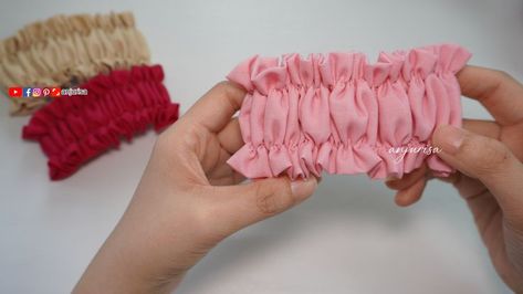 How To Make Ruffles With Fabric, Hair Clip Tutorial, How To Make Ruffles, Fabric Hair Clips, Scrunchie Hair, Handmade Hair Accessories, Hair Ornaments, Scrunchie Hairstyles, Hair Clip