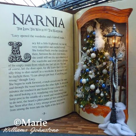 Book Entrance, Narnia Christmas, Jul Diy, Bookshelf Art, Decoration Vitrine, Book Sculpture, Garden Centre, Chronicles Of Narnia, Event Themes