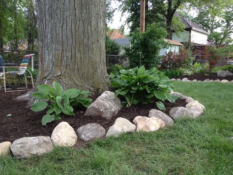 Cobble / boulder border Boulder Edging Landscape, Boulder Garden Edging, Boulder Flower Beds, Boulder Border Landscaping, Landscape Boarders, Boulder Garden, Rock Border, Garden Rock Border, Landscaping Rock