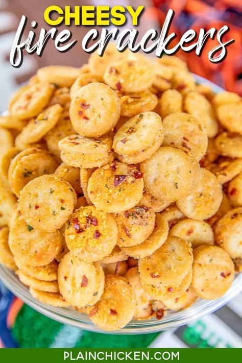 Cheesy Fire Crackers - spicy cheese Ritz bits - Only 4 ingredients! Ritz bits, oil, red pepper flakes, and Ranch dressing - SO addictive! Great as a snack, on top of soups and chili, for parties, and homemade gifts. Can make in advance and store in an airtight container. We always have a bag in the pantry! #snack #crackers #partyfood Ritz Bitz Cheese Crackers, Ritz Bits Recipes, Savory Snack Mix Recipes, Cheese Crackers Homemade, Fire Crackers Recipe, Superbowl Party Appetizers, Ritz Bits, Football Friday, Fire Crackers