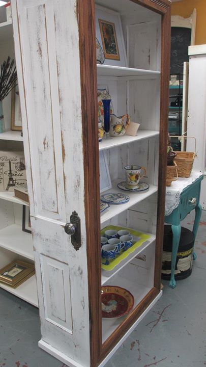 Upcycle Wood Trim, Shelves Made From Old Doors, Furniture Made From Old Doors, Old Door Bookshelf, Old Door Decor, Old Door Projects, Door Diy Projects, Door Projects, Door Bookcase