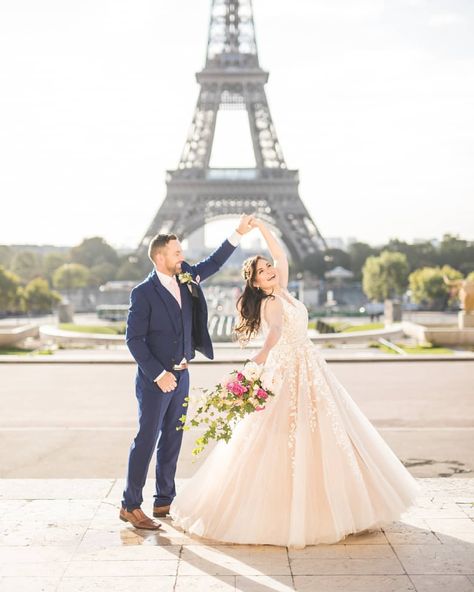 Who would not enjoy a little dance in front of the Eiffel Tower ? Romance In France, Paris Elopement Photography, Eiffel Tower Wedding, College Wedding, Wedding In Paris, Parisian Wedding, Paris Elopement, Wedding In France, Pre Wedding Photoshoot Outdoor