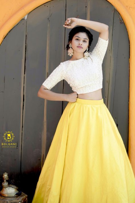 Indian Haldi Outfits Sisters, Traditional Skirt And Top For Wedding, Chicken Blouse Design, Simple Crop Top Lehenga, Haldi Outfits For Sister, Haldi Dress Ideas For Sisters, Traditional Skirt And Top, Onam Dress, Long Skirt Top Designs