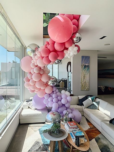 Ceiling Balloon Garland, Balloon Tricks, Diy Party Props, Birthday Balloon Garland, 21st Birthday Balloons, Pink Balloon Garland, Balloon Creations, Tropical Birthday, Sweet Party