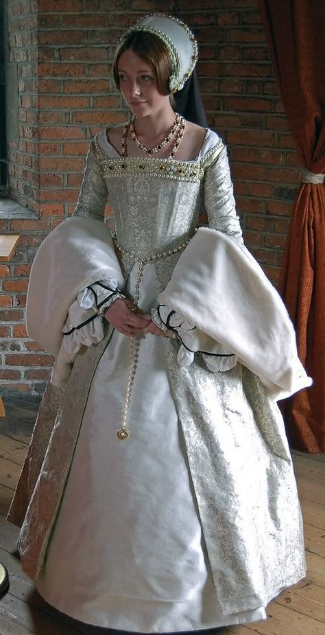 1500s Fashion, Tudor Gown, Catherine Howard, 16th Century Fashion, Tudor Dress, Tudor Costumes, Tudor Fashion, Tudor Era, Fest Outfits