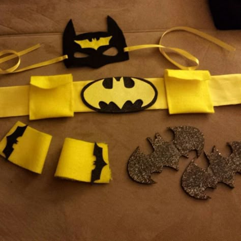 Batman Belt Diy, Diy Batman Costume For Women, Batman Costume Girl, Batman Girl Costume, Batgirl Costume Diy, Diy Batman Costume, Batman Utility Belt, Batman Belt, Disfraz Diy