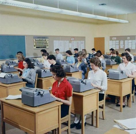 30 Vintage Photographs Capture Scenes of High School Typing Classes From Between the 1950s and 1970s Teenage Memories, Learn To Type, School Products, American High School, Golden Oldies, School Memories, Home Economics, Vintage School, Vintage Office