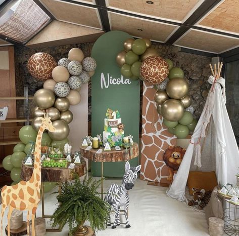 Safari Theme Birthday Party, Safari Birthday Party Decorations, Jungle Theme Birthday Party, Wild Birthday Party, Jungle Thema, Baby Shower Safari, Jungle Theme Birthday, Baby Birthday Decorations, Safari Theme Birthday