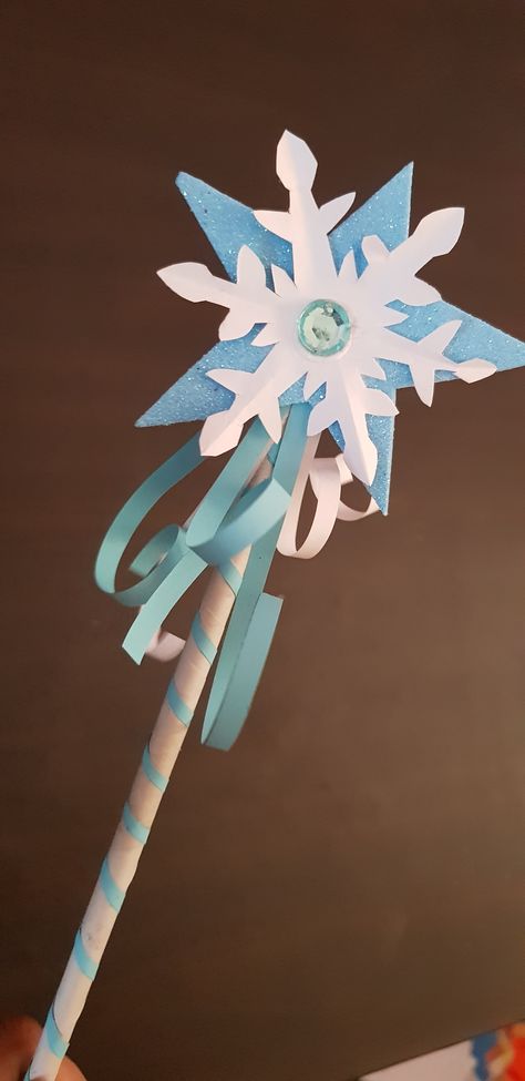 How to make a ANGEL WAND | DIY Elsa or Snow Queen Wand | DIY Snowflake Wand | Craft Stack #DiyWandMaking #MagicWandDiy #DiyAngelWand #DiyPrincessWand #DiyWandIdeas #DiyWandCraft #EasyDiyWand #DiyGlitterWand #DiyGoldWand #DiyWandPaper #DiyStarWand #DiySnowflakeWand #DiyElsaWand #SnowflakeWand #SnowQueenWand Frozen Wand Craft, Princess Wands Diy How To Make, Elsa Wand Craft, Frozen Theme Activities, Frozen Themed Crafts, Diy Princess Wand, Frozen Crafts For Kids, Elsa Craft, Magic Wand Diy