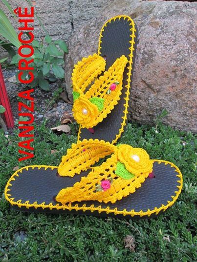 Sandal Rajut, Crochet Flip Flops, Decorating Flip Flops, Crochet Slipper Pattern, Confection Au Crochet, Crochet Boots, Crochet Sandals, Crochet Weaves, Crochet Booties