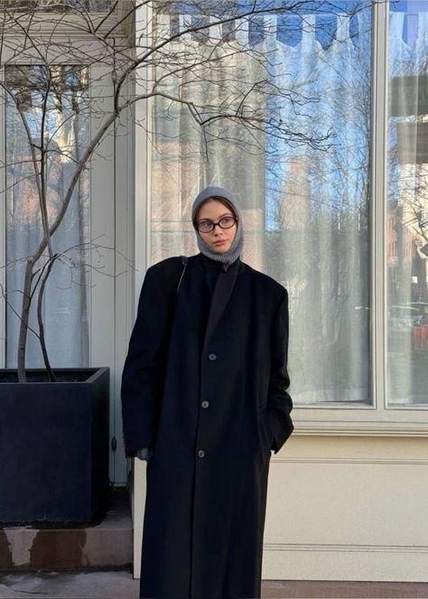 Long Black Coat Outfit, Wool Coat Outfit, Black Coat Outfit, Long Coat Outfit, Spring Instagram, Long Black Coat, Coat Outfit, Cold Outfits, Style Aesthetic