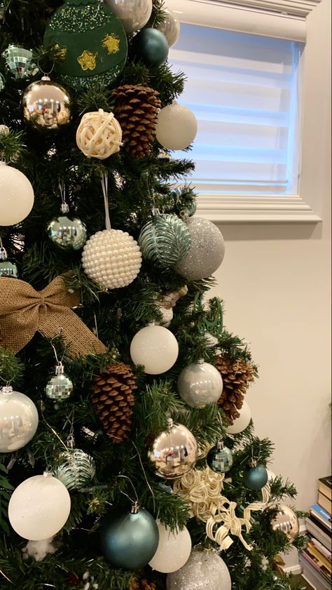 Christmas, Christmas tree Christmas Tree Ideas 2023, Christmas Tree Colour Scheme, Tree Ideas Christmas, Green Christmas Decorations, Green Christmas Tree Decorations, Christmas Tree Inspo, Ideas Christmas Tree, Green Xmas, Christmas Tree Decorating Themes