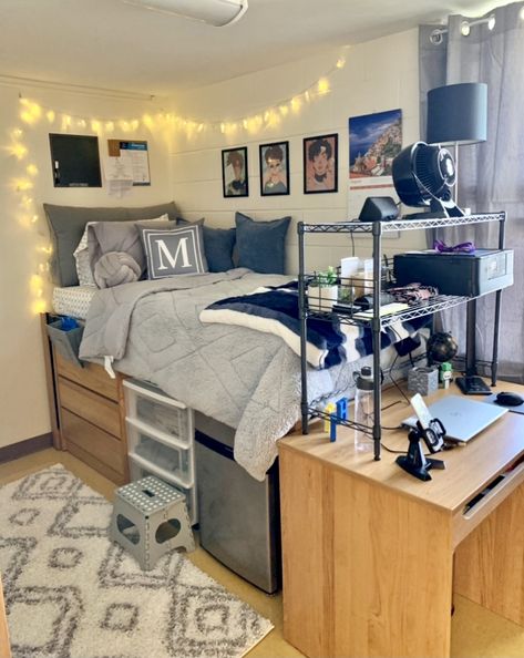 Weird Corner In Bedroom, Female College Dorm Room Ideas, Blue And Gray Dorm Room Ideas, Grey And Blue Dorm Room Ideas, Blue And Gray Dorm Room, Navy Blue Dorm Room Ideas, Navy Blue Dorm Room Aesthetic, Dorm Room Interior Design, Vibe Dorm Room