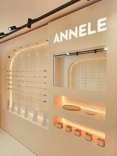 Annele packaging Cosmetic Display Design, Jewelry Boutique Interior, Eyewear Retail, Eyewear Shop Design, Interior Design Luxury Modern, Modern Jewelry Store, Las Vegas Luxury, Spa Room Decor, Retail Marketing