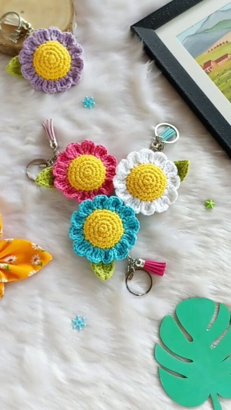 Crochet Daisy flower pattern ⋆ A little love everyday Crochet Flower Amigurumi, Crochet Car Charm Free Pattern, Crochet Flower Keychain Pattern Free, Crochet Daisy Pattern Free, Flower Crochet Keychain, Crochet Keyring Free Pattern, Crochet Keychain Ideas, Crochet Daisy Flower, Crocheted Daisy