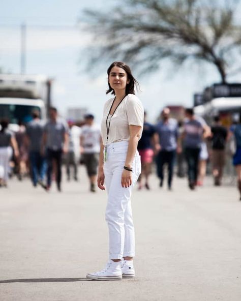 34 SXSW Outfits You Should Copy This Spring | The FADER Sxsw Outfit, Sxsw Fashion, Spring Outfits, White Jeans, Fort, Fashion Photography, Converse, Normcore, Outfit Inspo